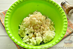 Постные рисовые котлеты с кабачком: Сдабриваем ингредиенты молотым перчиком, еще чуть-чуть присаливаем.