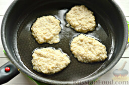 Постные оладьи из ячневой крупы: На сковороде хорошо разогреваем растительное масло. Тесто выкладываем на сковороду при помощи столовой ложки.