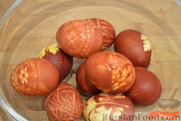 Как покрасить яйца на Пасху (с рисунком): Снять с яиц все, что мы на них намотали. Протереть салфеткой и смазать растительным маслом.