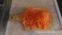 Суп с курицей и фасолью: В это время приготовить остальные продукты.   Одну морковь нарезать тонкими полукружиями. Если они получаются большими, разрезать еще пополам. Вторую морковь натереть на мелкой терке.