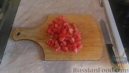 Суп с курицей и фасолью: Порезать помидор. А также порезать перец. В моем случае у меня был замороженный, уже нарезанный перец, потому резать его не пришлось. =)