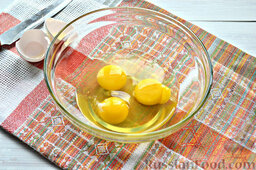 Макароны с яйцом: Пока варятся макароны, займемся яйцами. Разбиваем все яйца в удобную посуду.