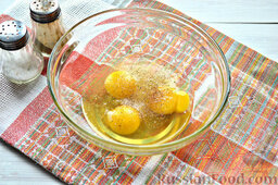 Макароны с яйцом: Добавляем специи: в нашем случае используем соль и молотый черный перец.