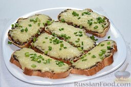 Бутерброды на праздничный стол (с грибами и сыром): Готовые бутерброды с грибами и сыром выложим на блюдо и присыплем сверху порубленной зеленью.