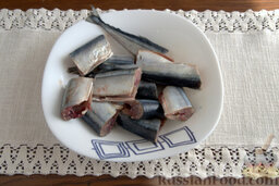 Холодец из сайры (в мультиварке): Как приготовить рыбный холодец в мультиварке:    Очищаем сайру от костей и внутренностей, нарезаем крупными сегментами.