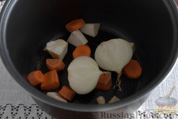 Холодец из сайры (в мультиварке): Шинкуем небольшими брусочками овощи, выкладываем их в чашу мультиварки. Добавляем лук, специи, соль и чеснок.