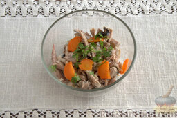 Холодец из сайры (в мультиварке): Выкладываем в креманку, добавляем морковь и петрушку.