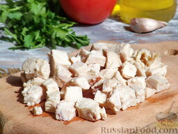 Салат с курицей, фасолью и сухариками: Филе курицы отварить в немного подсоленной воде, полностью остудить, нарубить кубиками среднего размера.
