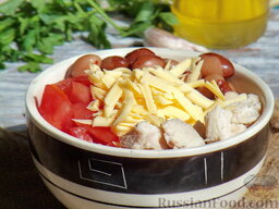 Салат с курицей, фасолью и сухариками: Филе, помидоры и фасоль смешать в одной ёмкости. Сверху засыпать сыром, предварительно накрошенным крупной соломкой.