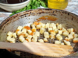 Салат с курицей, фасолью и сухариками: Хлебные кубики выложить на сухую горячую сковородку, обжарить в течение двух минут, помешивая. У вас должны получиться сухарики с приятным оттенком и ароматом.
