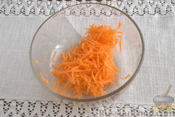 Салат с морской капустой и корнеплодами: Морковь шинкуем с помощью кухонной терки.