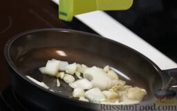 Суп-пюре из тыквы с имбирем: Пассеруем их на оливковом масле.