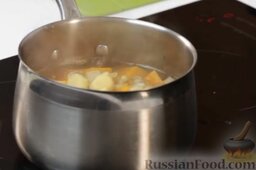 Суп-пюре из тыквы с имбирем: Добавляем в кастрюлю с тыквой лук, чеснок и имбирь.