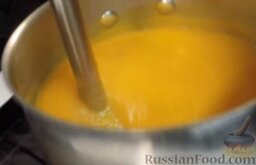 Суп-пюре из тыквы с имбирем: Погружным блендером превращаем овощи в супе в пюре.