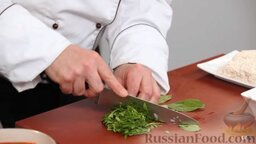 Лазанья с рикоттой: Тем временем берем шпинат и мелко его режем.