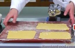 Лазанья с рикоттой: Мы приготовим домашнюю лазанью, это мой рецепт - я сам его разработал.  Нам потребуются листы теста для лазаньи. Их можно купить, но лучше тесто готовить самим.