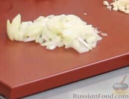 Лазанья с рикоттой: Готовим соус. Берем половину луковицы и нарезаем ее мелкими кубиками. Чеснок давим ножом и тоже измельчаем.
