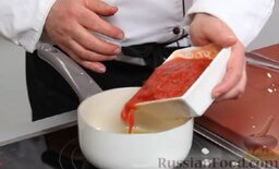Лазанья с рикоттой: Добавляем в сковороду пюре из итальянских помидоров, перемешиваем, - пусть тушится.