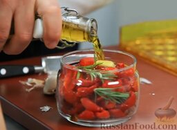 Вяленые помидоры: Заливаем сушеные помидоры оливковым маслом.