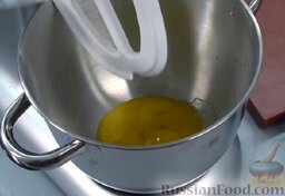Рулеты из сибаса с сушеными помидорами: Взбиваем желтки. Если есть кухонный комбайн с подогреваемой чашей, выставляем температуру 60 градусов. Если нет - готовить далее придется на водяной бане.
