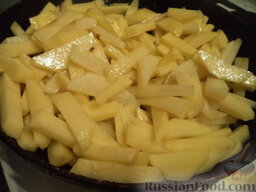 Вегетарианская шаурма: Картофель очистить, вымыть, нарезать брусочками. В сковороду налить растительное масло. В горячее масло выложить картофель. Жарить на среднем огне, помешивая периодически, до готовности (15-20 минут). Посолить. Перемешать.