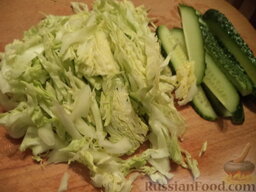 Вегетарианская шаурма: Капусту нарезать тонкой соломкой. Огурец вымыть, нарезать соломкой.