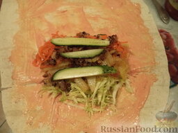 Вегетарианская шаурма: Чуть отступить от края, выложить 1/3 овощей (огурец, жареный картофель, капуста, грибы с луком, корейская морковь).