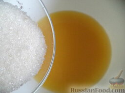 Постный апельсиновый кекс: Включить духовку.  Сок налить в миску. Добавить сахар и соль.