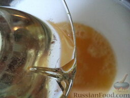 Постный апельсиновый кекс: Влить растительное масло (или растопленный маргарин).