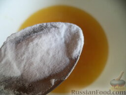 Постный апельсиновый кекс: Натереть цедру лимона или апельсина на терке. Добавить в миску. Затем всыпать соду. Перемешать.