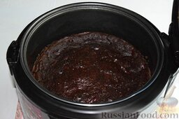 Шоколадно-вишнёвый пирог на кефире: После сигнала об окончании программы, дадим пирогу остыть в мультиварке при открытой крышке.