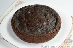 Шоколадно-вишнёвый пирог на кефире: Затем выложим шоколадно-вишнёвый пирог на блюдо.