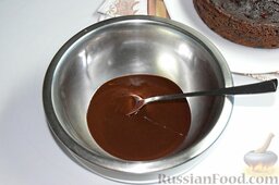 Шоколадно-вишнёвый пирог на кефире: Украсим шоколадной глазурью. Для этого шоколад и сливки растопим вместе.