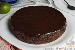 Шоколадно-вишнёвый пирог на кефире: Покроем верх пирога.