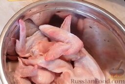 Куриные крылышки на мангале (в фольге): Как приготовить куриные крылышки на мангале:    Вымыть куриные крылышки и положить в глубокую миску.