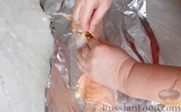 Домашняя колбаса с грибной начинкой: Теперь необходимо аккуратно завернуть так, чтобы соединить все в одно целое. Постараться плотно закрепить и прижать.