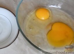 Печёночный торт без майонеза: Два куриных яйца разбить в миску.