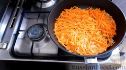 Печёночный торт без майонеза: Добавить морковку к луку и обжарить вместе до золотистого цвета.