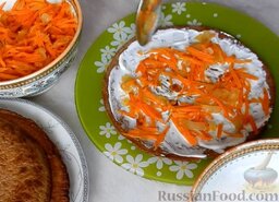 Печёночный торт без майонеза: Далее выложить слой морковки, обжаренной с луком.