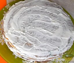 Печёночный торт без майонеза: Намазать сверху сметанным соусом и смазать по бокам по возможности.