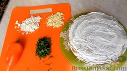 Печёночный торт без майонеза: Осталось лишь украсить печеночный торт. Для этого использовать зелень, желток, белок и красный перец.