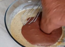 Печёночный торт без майонеза: Вылить измельченную печень в миску с жидким тестом.