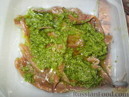 Анчоусы в зеленой сальсе: Выложить слой зеленой сальсы. Чередовать слои.