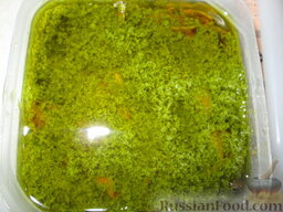 Анчоусы в зеленой сальсе: Верх должен быть покрыт маслом.  Можно использовать уже через несколько часов, но лучше дать настояться несколько дней.