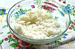 Рисовые биточки простые: Отварной рис слегка остужаем, перекладываем в удобную миску.