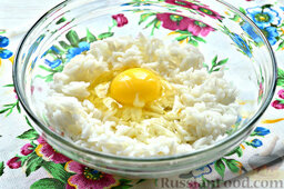 Рисовые биточки простые: К отварному, чуть теплому рису добавляем одно яйцо.