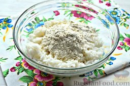 Рисовые биточки простые: Следующий ингредиент для рисовых биточков – пшеничная мука. Подсыпаем продукт к рису.