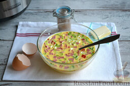Омлет в мультиварке: В полученное яично-молочное тесто добавляем нарезанные продукты, перемешиваем.