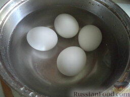 Слоеный салат с курицей и шампиньонами: Яйца залить холодной водой, отварить вкрутую (8-10 минут). Слить воду, залить холодной водой.