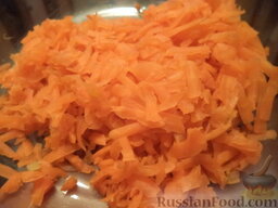 Слоеный салат с курицей и шампиньонами: Морковь очистить, натереть на крупной терке.